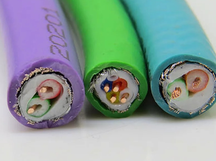 在挑選線纜的時(shí)分必定要注意其適宜性、完整性以及質(zhì)量的好壞.jpg